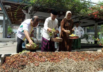 Nono Ziarah ke Makam Gus Dur