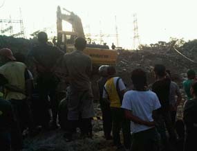 Gunungan Sampah Semen Gresik Longsor, Diduga 5 Orang Tewas