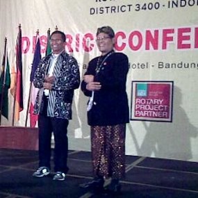 Eh, Dahlan Iskan Kenakan Batik