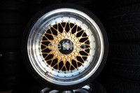 Pelek BBS. Pecinta modif konsep Hella Flash tentu tidak asing dengan velg BBS ini. Pasalnya velg BBS yang memiliki ukuran unik 18,5-10 inci, terlebih dengan motif yang lebih rapat dan sela-sela yang lebih kecil membuat para pecinta Hella flash kerap jatuh cinta dan tidak ingin berpaling. Luthfi Andika/detikOto.