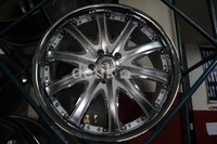 Club Linea. Para pecinta modifikasi memang memiliki banyak pilihan, dan ini juga yang kerap ditawarkan bersama velg Club Linea. Velg ini kerap ditempelkan kepada mobil-mobil premium seperti BMW dan Mercy. Luthfi Andika/detikOto.