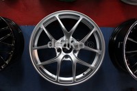 BBS F1. Desain unik yang tergambar layaknya sebuah rating pohon ini, juga kerap menjadi pilihan para pecinta modif sedan. Bahkan menurut kedua toko yang dikunjungi detikoto ini, BBS F1 ini kerap menempel pada BMW hingga Inova. Luthfi Andika/detikOto.