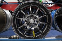 Advan. Lagi-lagi pilihan sporty yang ditawarkan velg racing ini menjadi pilihan para pecinta modifikasi. Bahkan desain JDM yang ditawarkan dalam Advan ini kerap terjual Sold Out laris manis, dan banyak konsumen yang selalu memesan untuk menempelkan velg Advan yang satu ini. Luthfi Andika/detikOto.