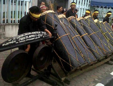 Mendaftar Cagub, Kamaluddin Harahap Menari Tor-tor di Konjen Malaysia