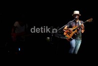 Everything Is Sound dan Freedom di pilih menjadi lagu pembuka di penampilannya malam itu.