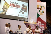 Tak hanya meluncurkan buku saja, Desmon juga melakukan acara bedahan buku yang dihadiri oleh Prof Cipta Lesmana, Politisi dari Partai Golkar Bambang Soesatyo, Syarifudin Suding, dan Masinton Pasaribu.