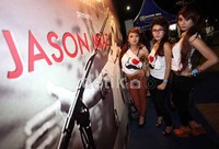 Mereka pun berpose didepan wall a fame bergambar artis idola mereka Jason Mraz.