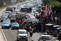 Sedikitnya pawai karnaval yang digelar sejak pagi mulai pukul 10 dan berakhir hingga pukul 12 siang tadi