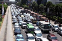 Kemacetan tak bisa dihindarkan karena pawai tersebut memakan hampir seluruh badan jalan