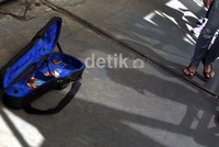 Meski hanya uang recehan yang diraih dari hasil mengamen, namun ia tetap mensyukuri bisa menghidupi kebutuhan keluarga sehari-hari dengan penghasilan yang halal.
