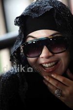 Syahrini Berangkat Umroh Tanpa Ditemani Bubu