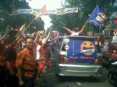 Daaaa! Pendukung Jokowi pun Antusias Melambai ke Arah Alex Noerdin