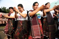 Para penari Tor-tor menunjukan tarian khas asal Sumatera tersebut. Mereka  mendesak pemerintah bertindak tegas menghadapai rencana klaim Malaysia mengakui kebudayaan nasional Indonesia.
