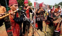 Tari Tor-tor diiringi lagu dari musik Gondang Batak. Sebelumnya, aksi demontrasi dengan tema serupa juga dilakukan oleh beberapa kelompok masyarakat.