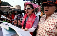 Penyanyi dalam demontrasi tersebut juga menggunakan baju daerah. Hubungan Malaysia-Indonesia terbilang fluktuatif dalam beberapa tahun belakangan.