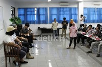 Para mahasiwa nampak antusias bertanya saat diskusi soal film tersebut.Herianto Batubara/detikHot