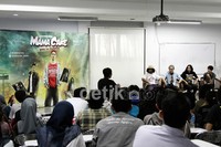 Omesh menjawab dengan baik setiap pertanyaan soal perannya sebagai Raka dalam film tersebut.Herianto Batubara/detikHot