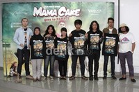 Para peserta berfoto bersama dengan Omesh dan Arie Daginkz.Herianto Batubara/detikHot