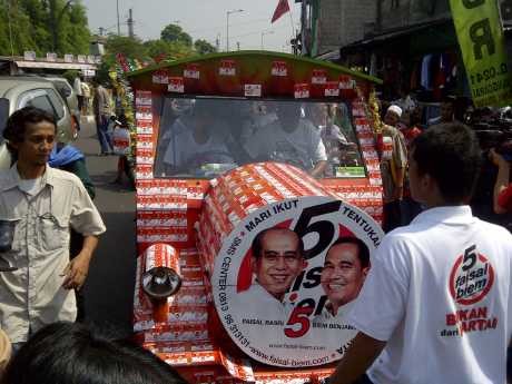 Faisal Keliling DKI Naik Odong-odong, Istirahat di Posko Foke-Nara