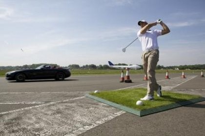 Coulthard Tangkap Bola Golf Berkecepatan Tinggi Sambil Nyetir