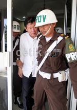 Menutup Wajah, Buron Korupsi Rp 5,6 M Ditangkap