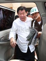 Menutup Wajah, Buron Korupsi Rp 5,6 M Ditangkap