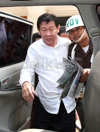 Kardius masuk ke dalam mobil yang akan membawanya ke Bandara Soekarno-Hatta. Sebelumnya, Kardius kabur saat akan menjalani penyidikan dalam kasus pembangunan jalan raya di Kabupaten Simalungun.