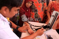 Seorang dokter mengecek tekanan darah warga. Agung Pambudhy/detikcom.