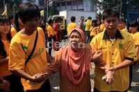 Warga dibantu relawan menuju lokasi pengobatan gratis. Agung Pambudhy/detikcom.
