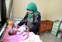 Bayi bernama Muhammad Rizki, berusia 3 minggu, mendapat penanganan dari perawat Panti Sosial Asuhan Anak Balita Tunas Bangsa. Rizki, sudah dua minggu dirawat di Panti Sosial, setelah ditemukan di tong sampah di pemukiman warga Migas Kedoya, Jakarta Barat.