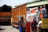 Menurut Kepala Divre Bulog Jawa Timur Rito Angky, tahun ini pihaknya mendapat target pengadaan beras sebanyak 1,036 juta ton, namun hingga Juni sudah terealisasi 693.685 ton dari kontrak sebanyak 716.201 ton setara beras.