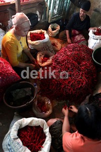 Beberapa pedagang memilah cabai yang akan dijualnya di Pasar Induk Kramat Jati, Jakarta.