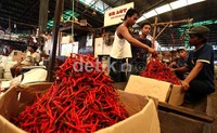 Rata-rata harga cabai merah keriting di pasaran mencapai Rp 27.668 per kg atau naik sekitar Rp 4000 dibandingkan dengan awal bulan.
