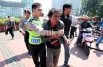 Bukkk...Copet Bonyok Dihakimi Massa