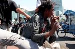 Bukkk...Copet Bonyok Dihakimi Massa