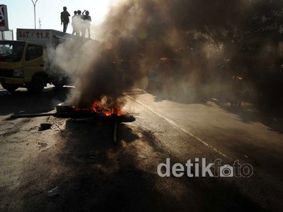 Mahasiswa Tolak Kedatangan Boediono di Makassar