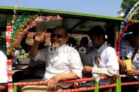Calon gubernur Faisal Basri menyapa warga Manggarai, Jakarta Selatan, dengan memakai mobil odong-odong.