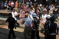 Faisal Basri juga menyapa penumpang KRL di Stasiun Manggarai, Jakarta. Agung Pambudhy/detikcom.