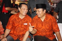Hidayat berbincang dengan mantan cagub Adang Darajatun. (Humas PKS)