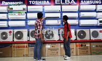 Warga yang kepanasan memilih AC untuk menyejukan rumah mereka.