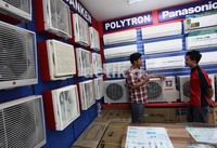 Cuaca panas memicu orang untuk menyalakan AC atau alat pendingin lainnya, akibatnya konsumsi listrik pun ikut meningkat.