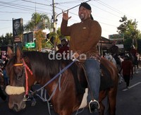 Pelawak Indro Warkop DKI turut serta kirab budaya memperingati berdirinya Kadipaten Paku Alaman. Bagus Kurniawan/detikNews.