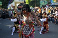 Sebanyak 35 komunitas seni budaya ikut serta kirab mengelilingi wilayah Paku Alaman sejauh lebih kurang 3 km. Bagus Kurniawan/detikNews.