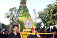 Paguyuban Pengusaha Warga Kuningan (PPWK) Jawa Barat membawa gunungan dari sayuran dan mi instan sebagai bentuk ucapan terimakasih kepada warga Yogyakarta. Bagus Kurniawan/detikNews.