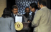Nampak Morsy sedang bersiap untuk sesi pidato di televisi nasional Mesir. REUTERS/Stringer.