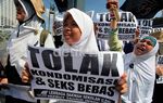Perempuan Demo Tolak Penggunaan Kondom