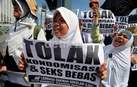 HTI menilai komdomisasi akan melegalkan seks bebas di kalangan remaja.