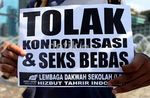 Perempuan Demo Tolak Penggunaan Kondom