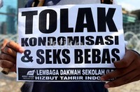 Pendemo bubar setelah berdemo di bundaran HI, Jakarta. Mereka mendesak pemerintah membatalkan rencana kondomisasi kepada remaja.