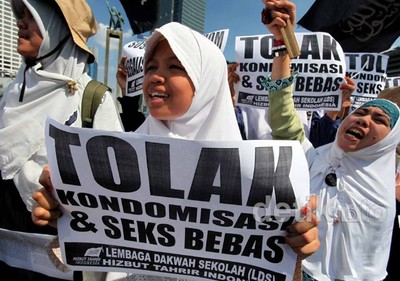 Perempuan Demo Tolak Penggunaan Kondom